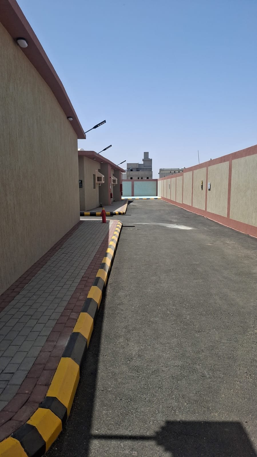 ممر خدمات واسع داخل مجمع صعبر